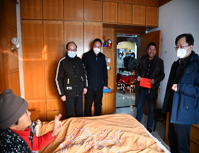 王進(jìn)強(qiáng)到淮海走訪慰問(wèn)困難職工.jpg