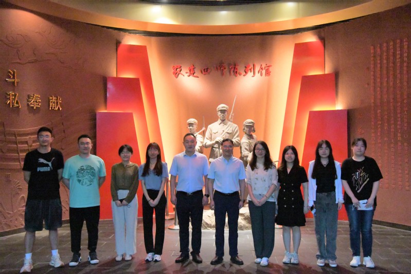 集團(tuán)人力資源部組織部分管培生來(lái)淮海參觀學(xué)習(xí).jpg