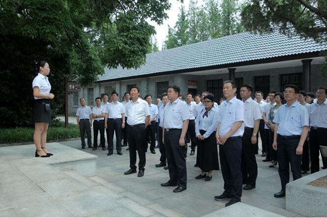 集團(tuán)黨委在淮海開展紅色實(shí)境教育活動(dòng).jpg