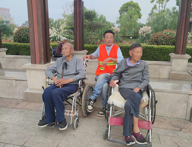 “你陪我長(zhǎng)大,我陪你變老”.jpg