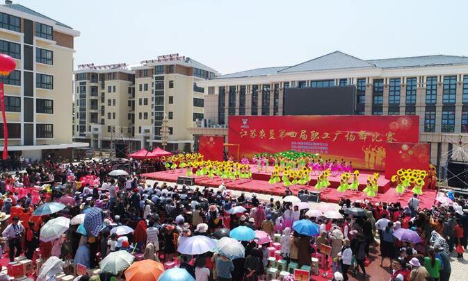 江蘇農(nóng)墾第四屆職工廣場舞比賽在淮海舉行.jpg