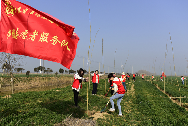淮海農(nóng)場(chǎng)公司女職委組織巾幗志愿者開展植樹造林活動(dòng)