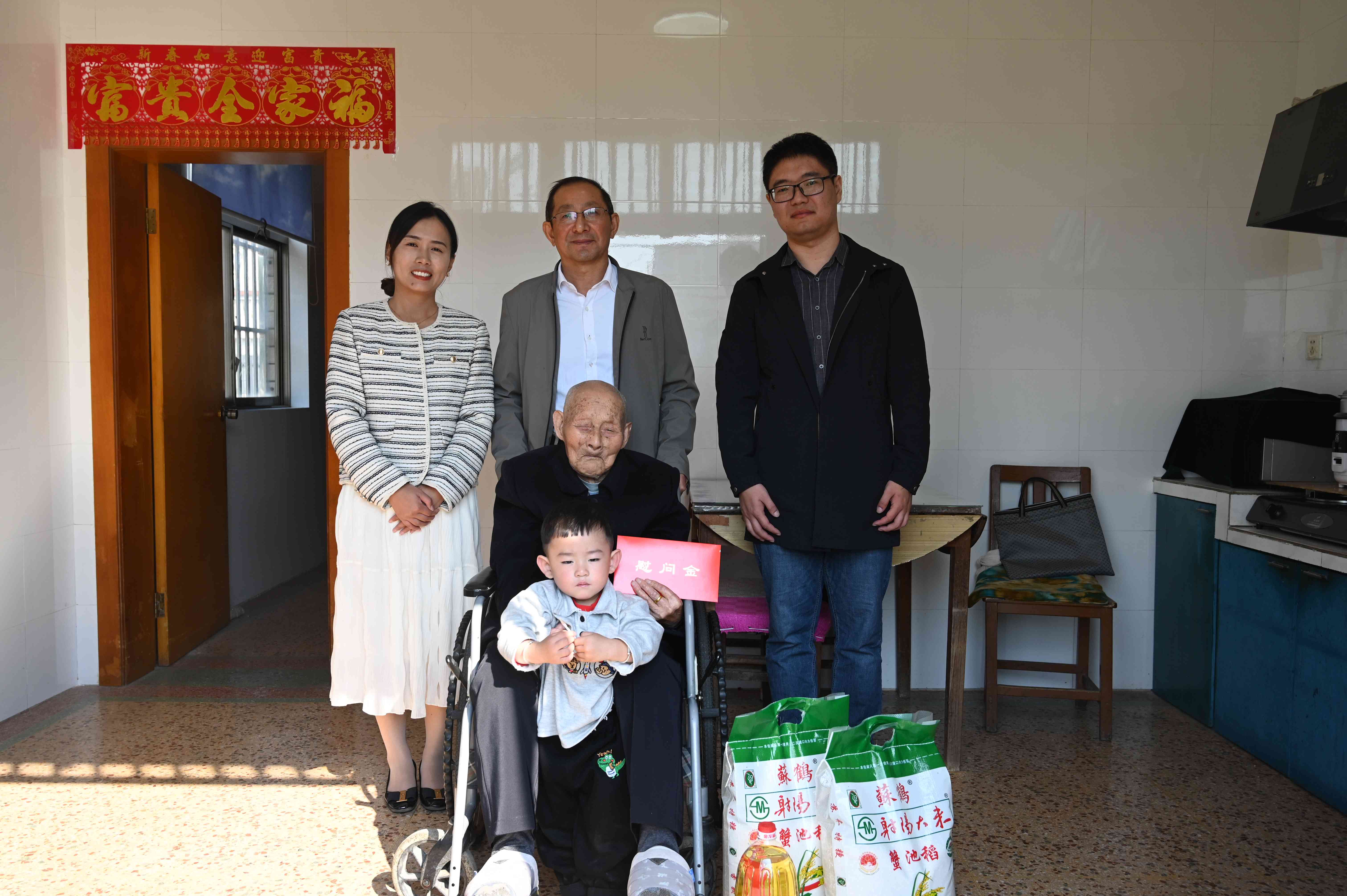 淮海開展重陽節(jié)慰問百歲老人活動(dòng)